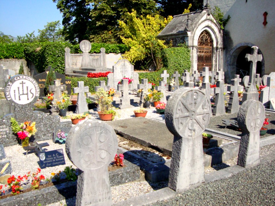 Troisvilles (Pyr-Atl, Fr) cimetière avec stèles discoïdales