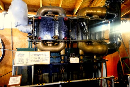 Triple expansion 385 HP vertical engine, Herreshoff Mfg. Co., Bristol, RI, Serial No. 3207B - Stationary steam engine collection - New England Wireless & Steam Museum - East Greenwich, RI - DSC06537 photo
