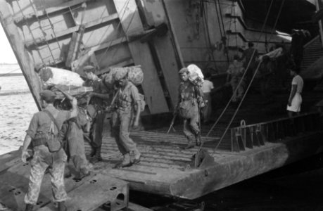 Troepen met bepakking verlaten het landingsvaartuig (LCT), Bestanddeelnr 3177
