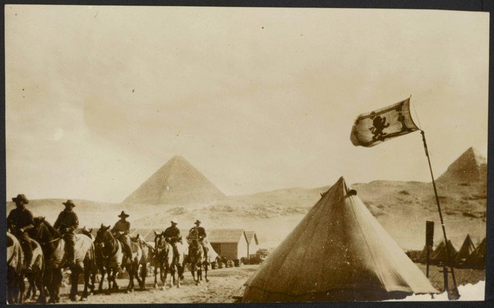 Troepen bij een tentenkamp in de woestijn bij de piramides in Egypte, Bestanddeelnr 158-1912