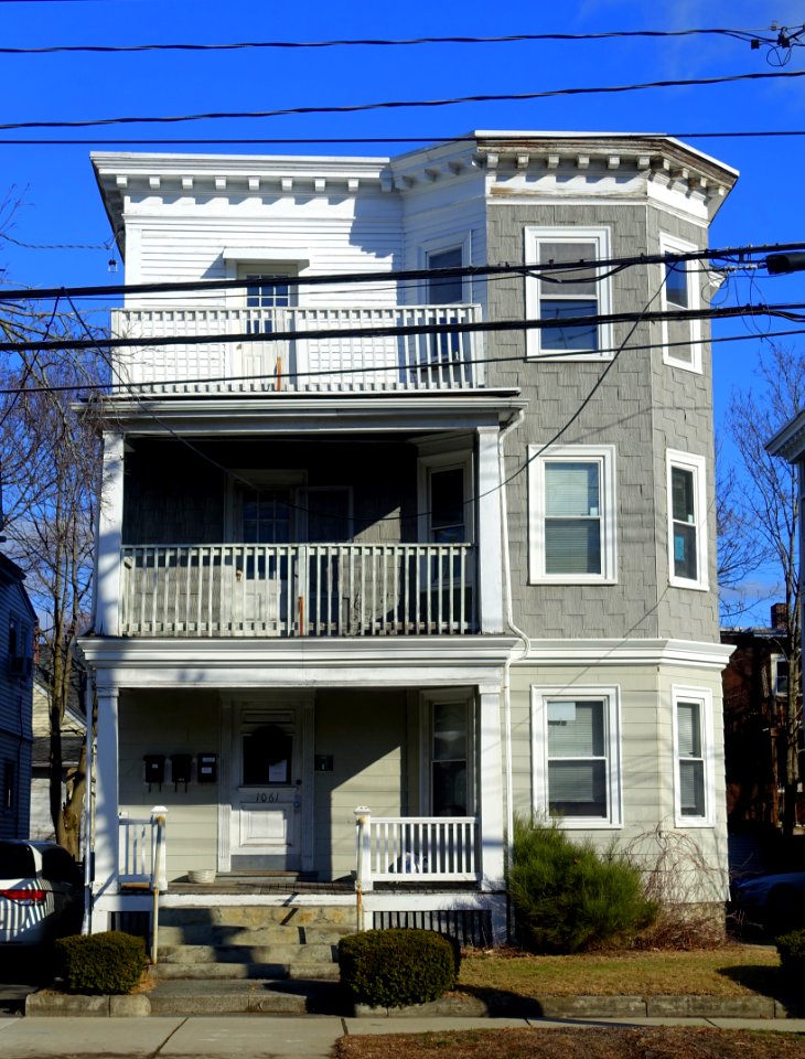 Triple-decker - Arlington, MA - DSC02977