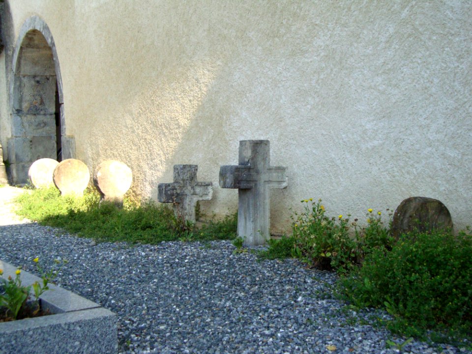 Troisvilles (Pyr-Atl, Fr) anciennes stèles contre l'église