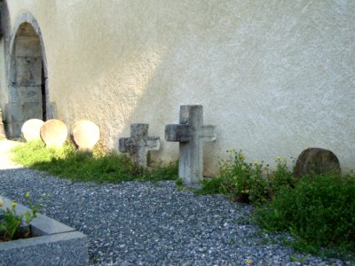 Troisvilles (Pyr-Atl, Fr) anciennes stèles contre l'église