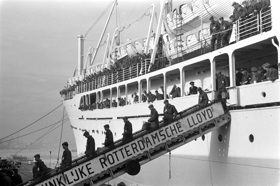 Troepentransportschip de Seven Seas met militairen teru uit Nieuw-Guinea in Rott, Bestanddeelnr 914-4848