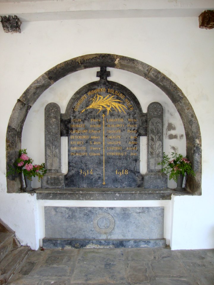 Troisvilles (Pyr-Atl, Fr) monument aux morts