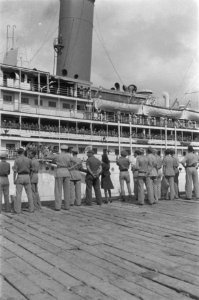 Troepentransportschip Plancius klaar voor vertrek. Een laatste groet, Bestanddeelnr 490-4-3