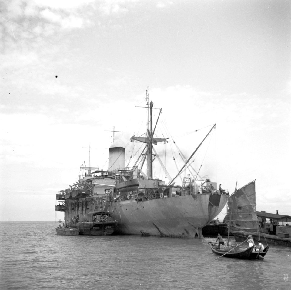 Troepentransportschip Sainfoin op de rede van Georgetown (Penang), Bestanddeelnr 255-8220