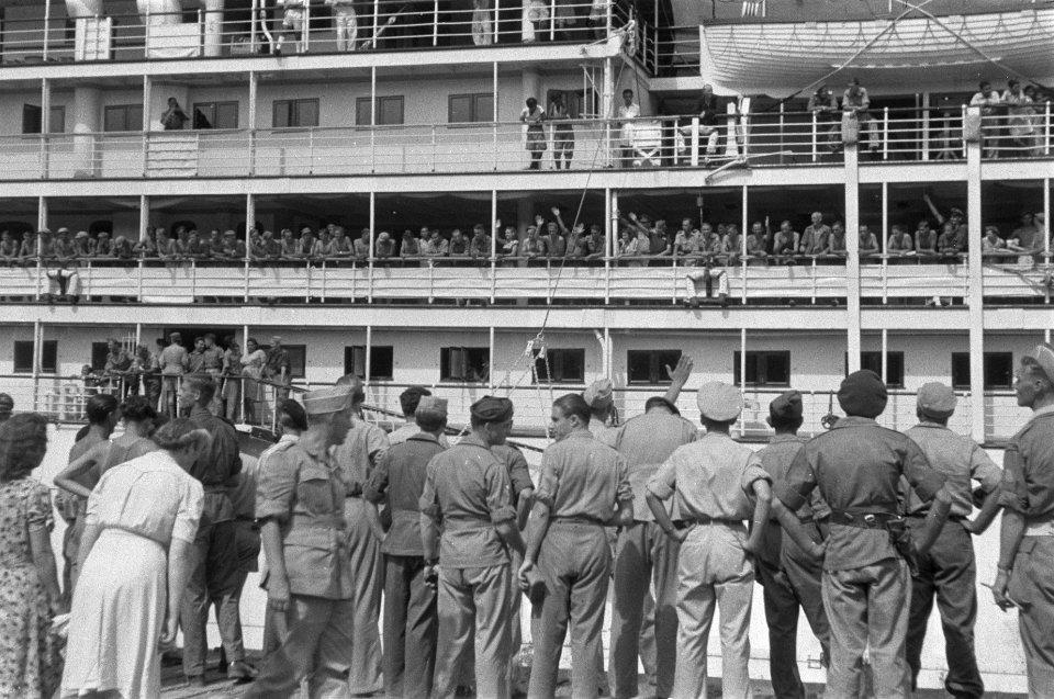 Troepentransportschip Plancius klaar voor vertrek. Een laatste groet, Bestanddeelnr 490-4-2