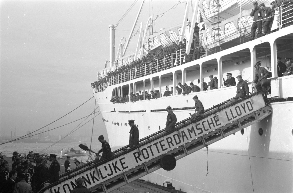 Troepentransportschip de Seven Seas met militairen teru uit Nieuw-Guinea in Rott, Bestanddeelnr 914-4852