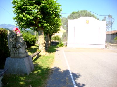 Troisvilles (Pyr-Atl, Fr) fronton avec statue de pelotari