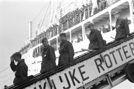 Troepentransportschip de Seven Seas met militairen teru uit Nieuw-Guinea in Rott, Bestanddeelnr 914-4850
