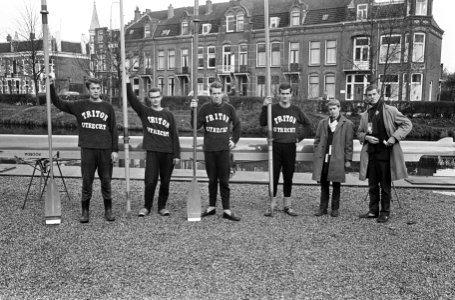 Tritons Oude Vier met stuurman in training voor Varsity v.l.n.r. Jansen, Dijk, H, Bestanddeelnr 917-6782