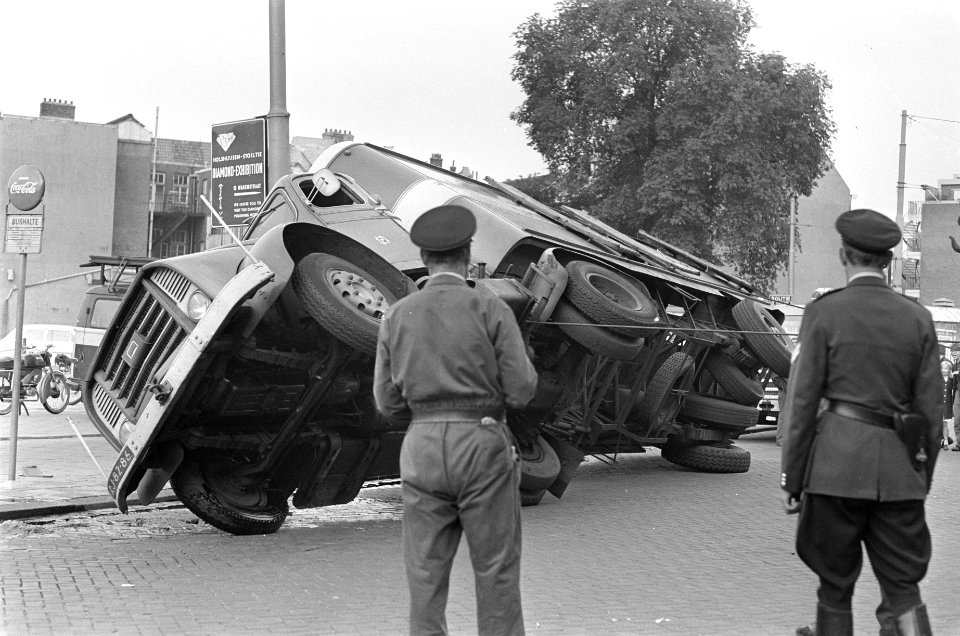 Truck met oplegger omgevallen in Jodebreestraat, bezig met overeind trekken, Bestanddeelnr 919-4171