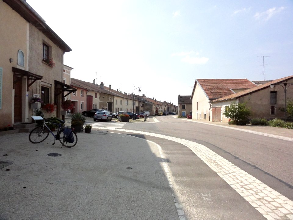 Troussey (Meuse) la D 36 traversant le village