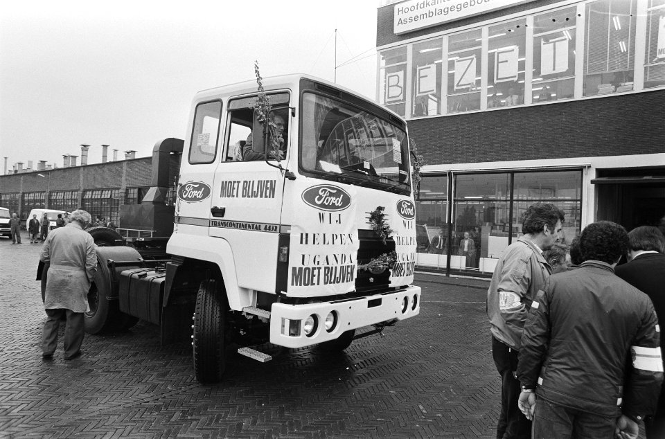 Truck bestemd voor het Rode Kruis in Oeganda bij bezett Fordfabriek in Amsterdam afgeleverd Fordwerknemers rondom, Bestanddeelnr 931-5721