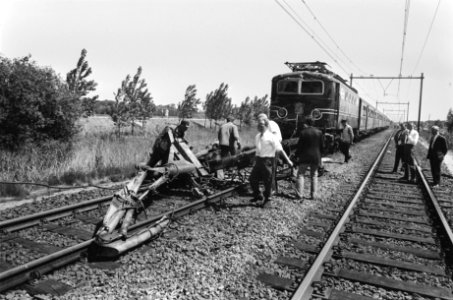 Truck door trein meegesleurd op spoorwegovergang tussen Breukelen en Maarssen a, Bestanddeelnr 923-6031