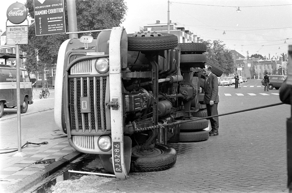 Truck met oplegger omgevallen in Jodebreestraat, bezig met overeind trekken, Bestanddeelnr 919-4172
