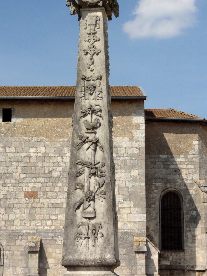 Troussey (Meuse) Croix du parvis, stèle latéral