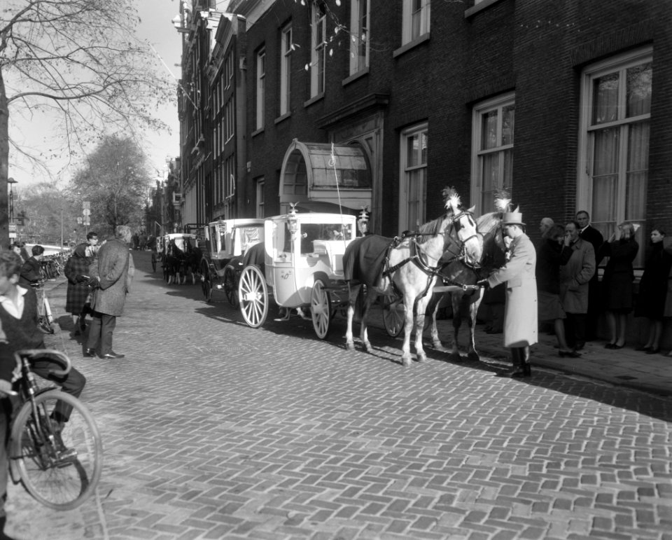 Trouwkoetsjes weer terug in Amsterdam, Bestanddeelnr 917-0658