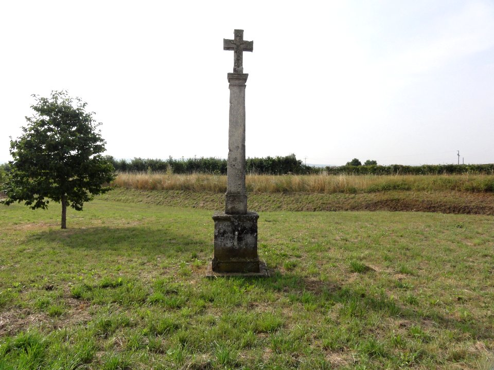 Troussey (Meuse) Croix de chemin A, croix et stèle recto