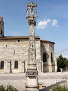 Troussey (Meuse) Croix du parvis, croix et stèle recto