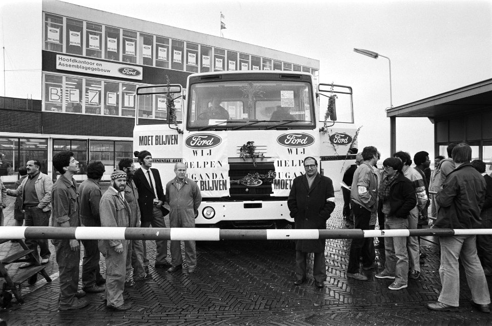 Truck bestemd voor Rode Kruis in Oeganda bij bezetting Fordfabriek in Amsterdam afgeleverd Fordwerknemers rondom truck, Bestanddeelnr 931-5720