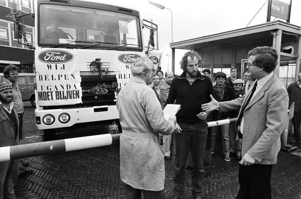 Truck bestemd voor het Rode Kruis in Oeganda bij bezett Fordfabriek in Amsterdam, Bestanddeelnr 931-5722
