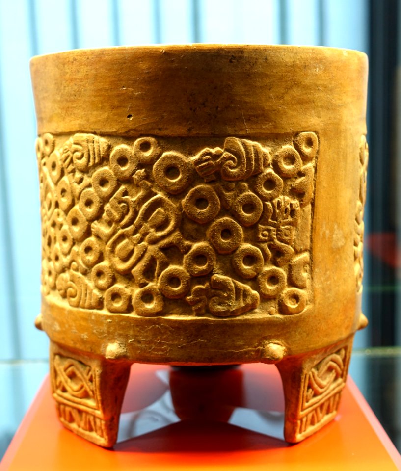 Tripod vase - Classic Maya - Ethnological Museum, Berlin - DSC00681