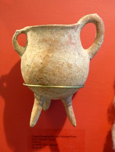 Tripod cooking pot, Red Polished Ware, Early to Middle Cypriot - Harvard Semitic Museum - Cambridge, MA - DSC06315