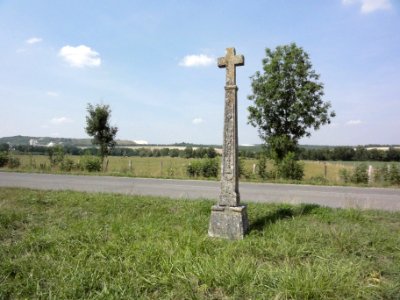Troussey (Meuse) Croix de chemin B avec stèle sculpté