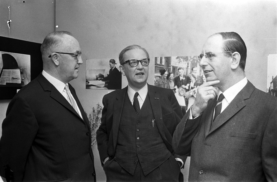 Trouw vijfentwintig jaar, in Krasnapolsky, v.l.n.r. de he E. van Ruller , dr. J., Bestanddeelnr 921-0239
