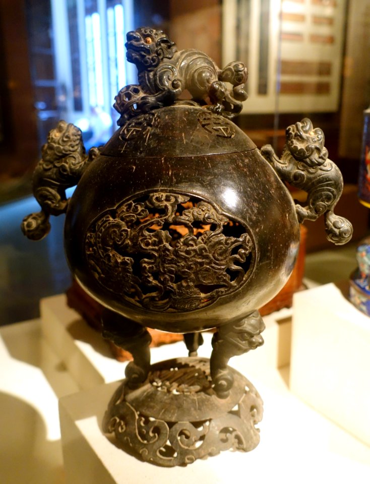 Tripod made of coconut husk, Kinh ethnic group, Ha Tay province - Vietnam National Museum of Fine Arts - Hanoi, Vietnam - DSC05209
