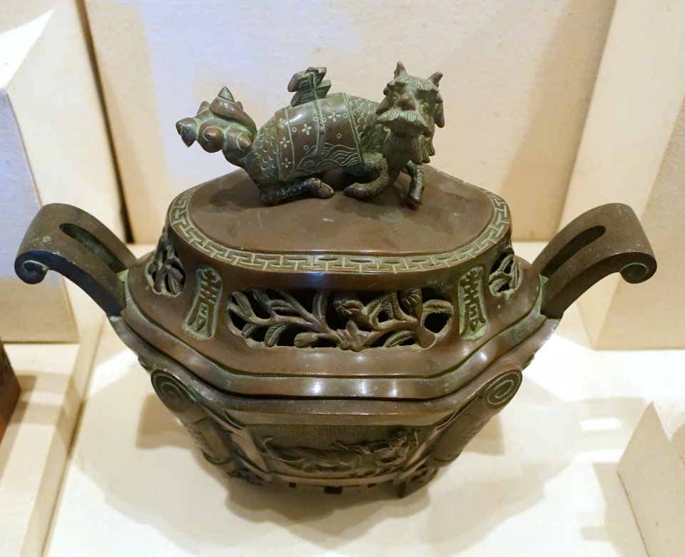 Tripod, Kinh ethnic group, Hanoi, bronze - Vietnam National Museum of Fine Arts - Hanoi, Vietnam - DSC05239