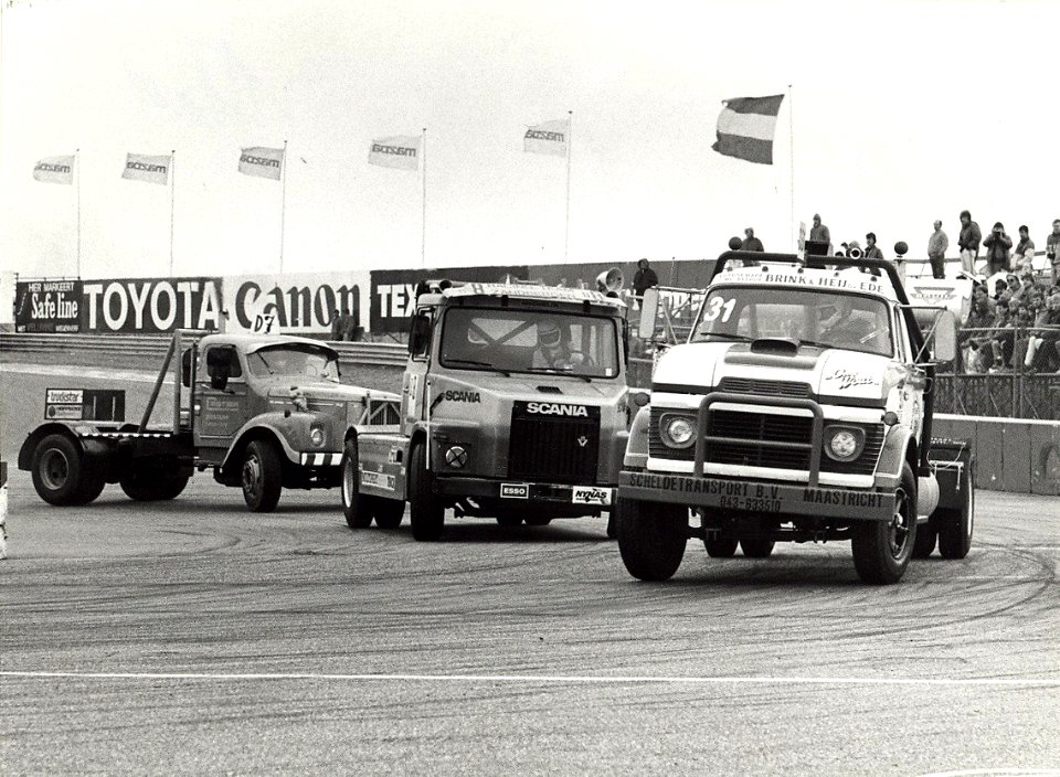Truck-race op't circuit. Aangekocht van United Photos de Boer bv. - Gepubliceerd in het Haarlems Dagblad van 01-04-1986. Identificatienummer 54-023287