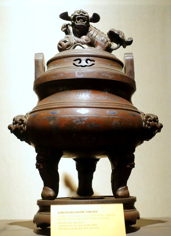 Tripod, Kinh ethnic group, Bac Ninh province, bronze with three-metal carving - Vietnam National Museum of Fine Arts - Hanoi, Vietnam - DSC05242
