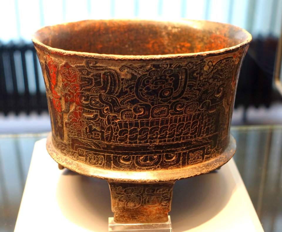 Tripod bowl - Classic Maya - Ethnological Museum, Berlin - DSC00718