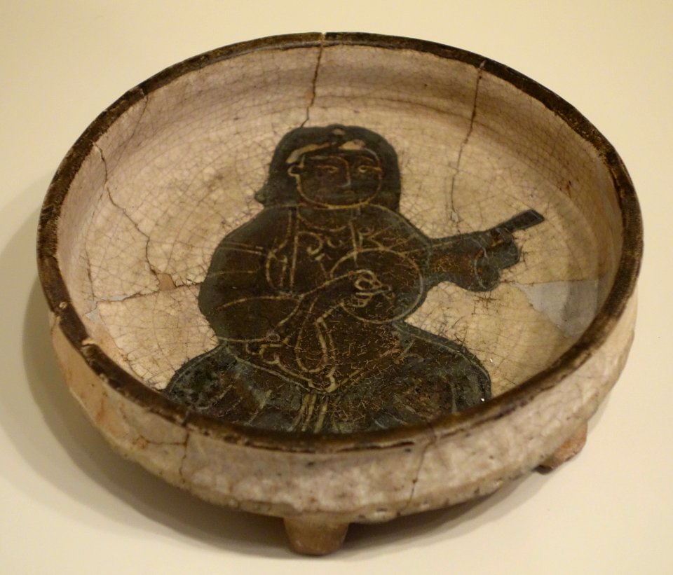 Tripod dish with seated musician, Iran, Seljuk period, 2nd half of 12th century, earthenware with black slip under transparent glaze - Cincinnati Art Museum - DSC03996