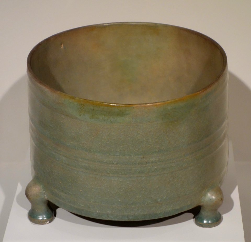 Tripod vessel, Ru ware, China, Northern Song Dynasty, late 11th or early 12 century, stoneware - Cincinnati Art Museum - DSC03179