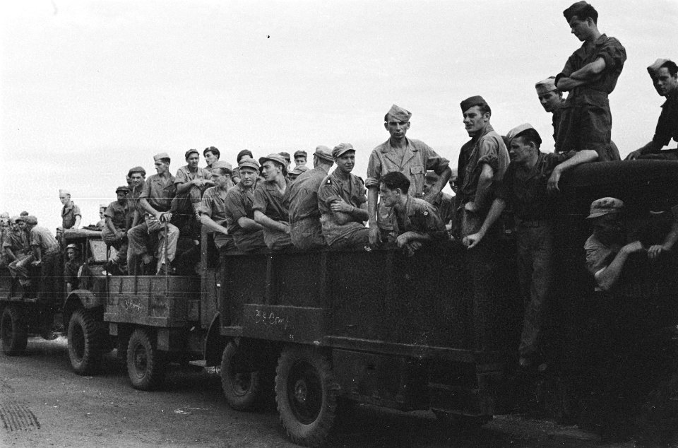 Trucks volgeladen met KNIL militairen, Bestanddeelnr 208-6-6