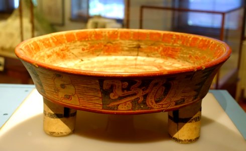 Tripod dish decorated with water birds, Maya, Guatemala, Holmul, Ruin F, Group I, ceramic - Meso-American collection - Peabody Museum, Harvard University - DSC05917