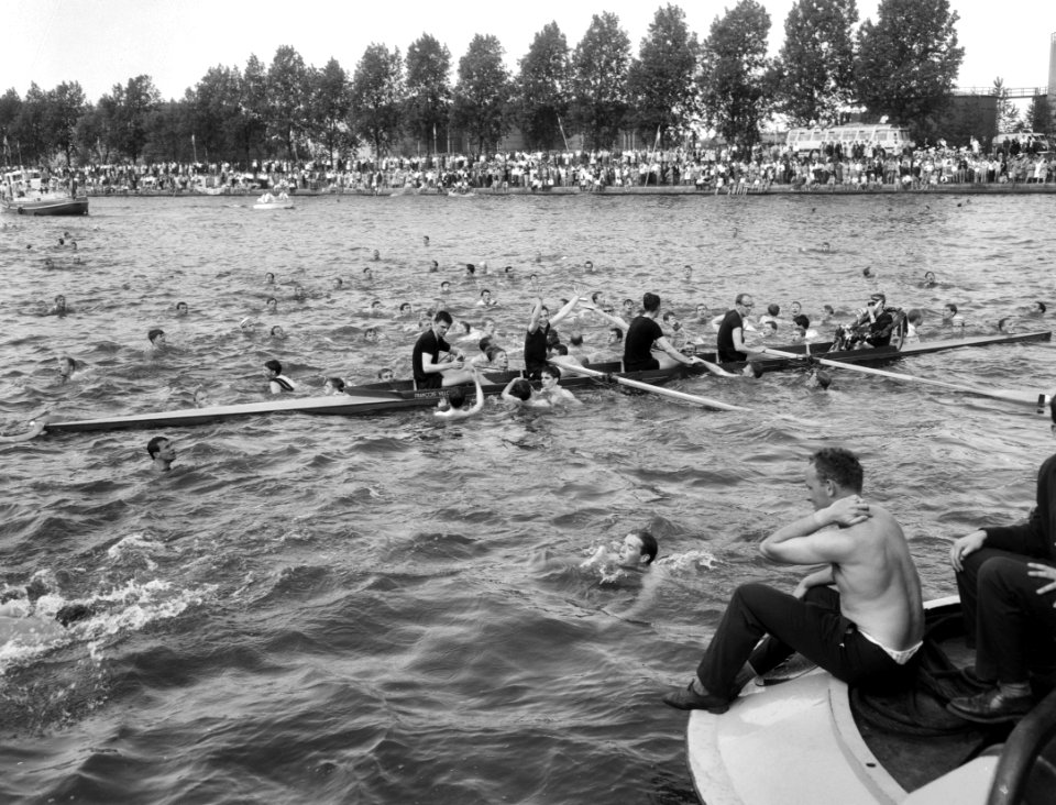 Triton wint Varsity op Amsterdam Rijnkanaal bij Jutphaas de oude vier van Triton, Bestanddeelnr 916-4705