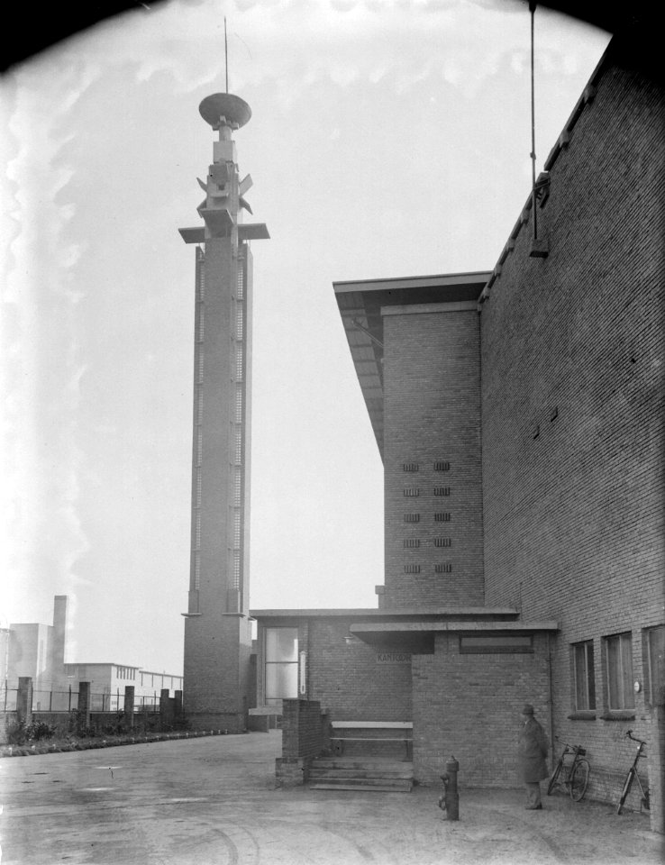 Tribune van het Olympisch Stadion in Amsterdam, Links de toren waar het olympisc, Bestanddeelnr 252-0401