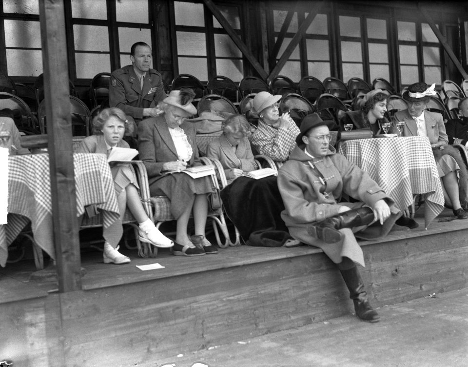 Tribune met prins Bernhard, prinsessen en prinses Armgard, Bestanddeelnr 904-1756