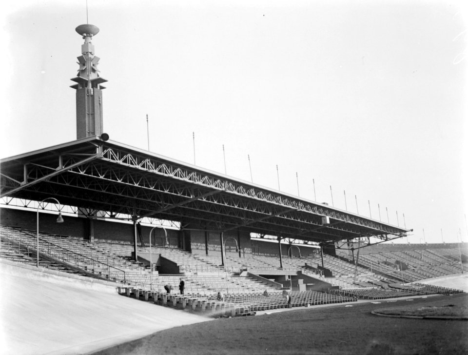 Tribune van het Olympisch Stadion in Amsterdam, Op de achtergrond de toren waar , Bestanddeelnr 252-0397