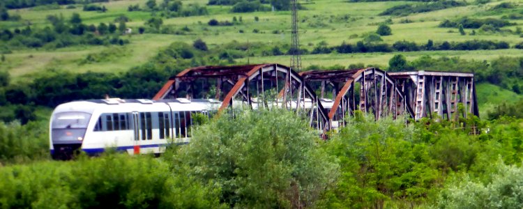 Triebzug auf Brücke bei Podu Olt, 1