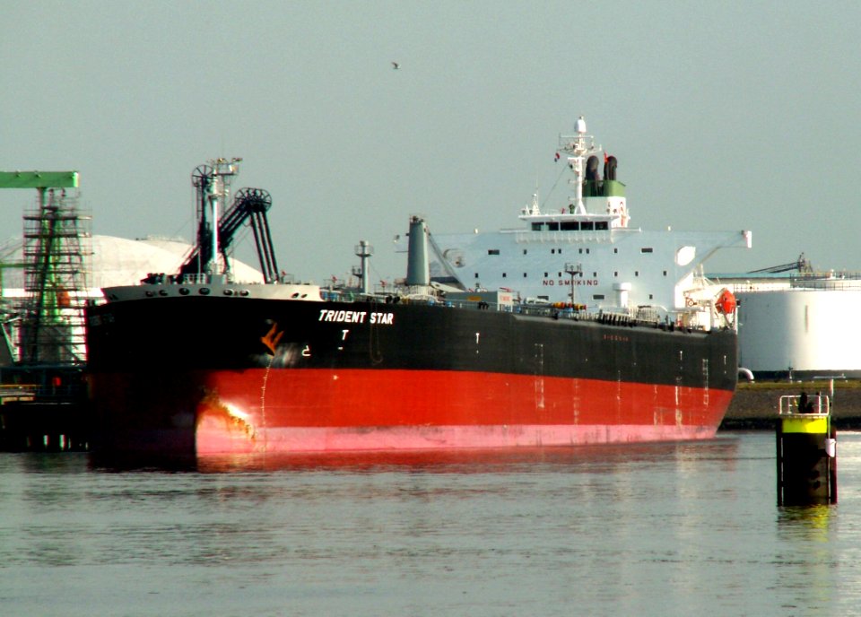 Trident Star - IMO 9343211 - Callsign 3EDD7 at the '5e Petroleumhaven', Port of Rotterdam, Holland 04-Jul-2006