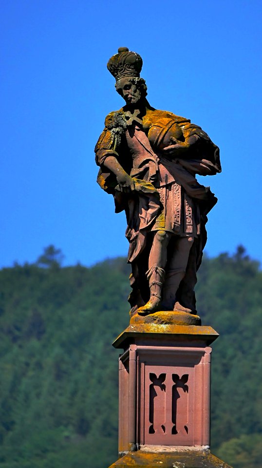 Trier Konstantinsaeule neben der Römerbrücke