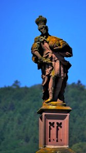 Trier Konstantinsaeule neben der Römerbrücke