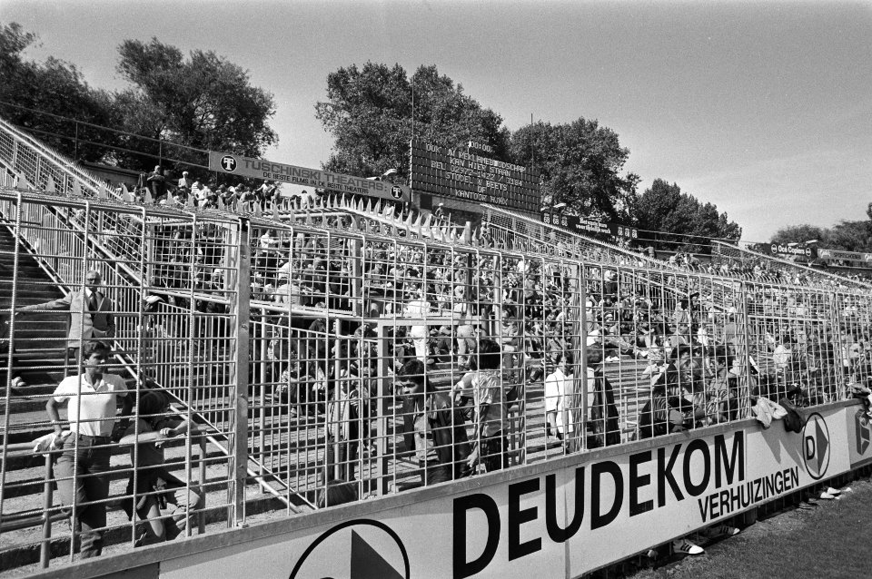 Tribune in het Amsterdamse Ajax-stadion met veel hekken er voor, Bestanddeelnr 931-6505