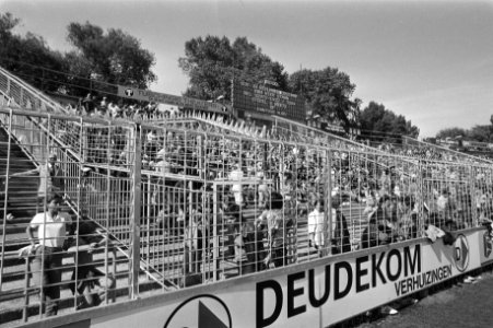 Tribune in het Amsterdamse Ajax-stadion met veel hekken er voor, Bestanddeelnr 931-6505